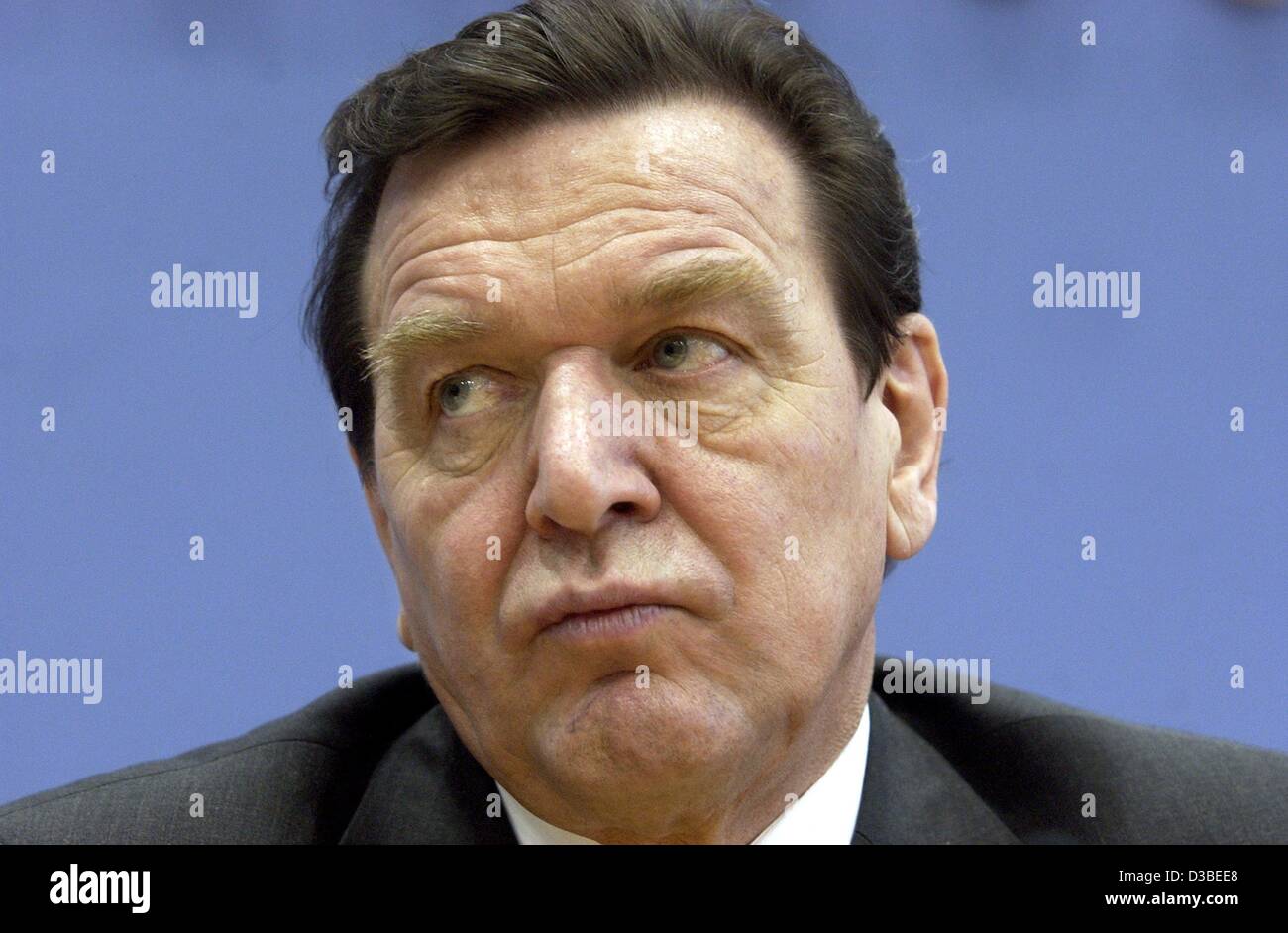 (dpa) - German chancellor Gerhard Schroeder (SPD) is looking sceptical during a press conference, Berlin, 14 January 2003. Against common expectation Schroeder does not expect higher indebtedness for the federal budget in 2003. Half a percentage point less economic growth would result in only one bi Stock Photo