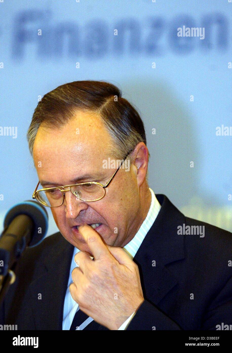 (dpa) - German Finance Minister Hans Eichel of the Social Democratic Party (SPD) pictured with a contemplative gesture at a press conference on the conclusion of the budget for 2002 in Berlin, 14 January 2003. The planned new indebtedness of 18.9 billion Euro will be sufficient for 2003. It will not Stock Photo