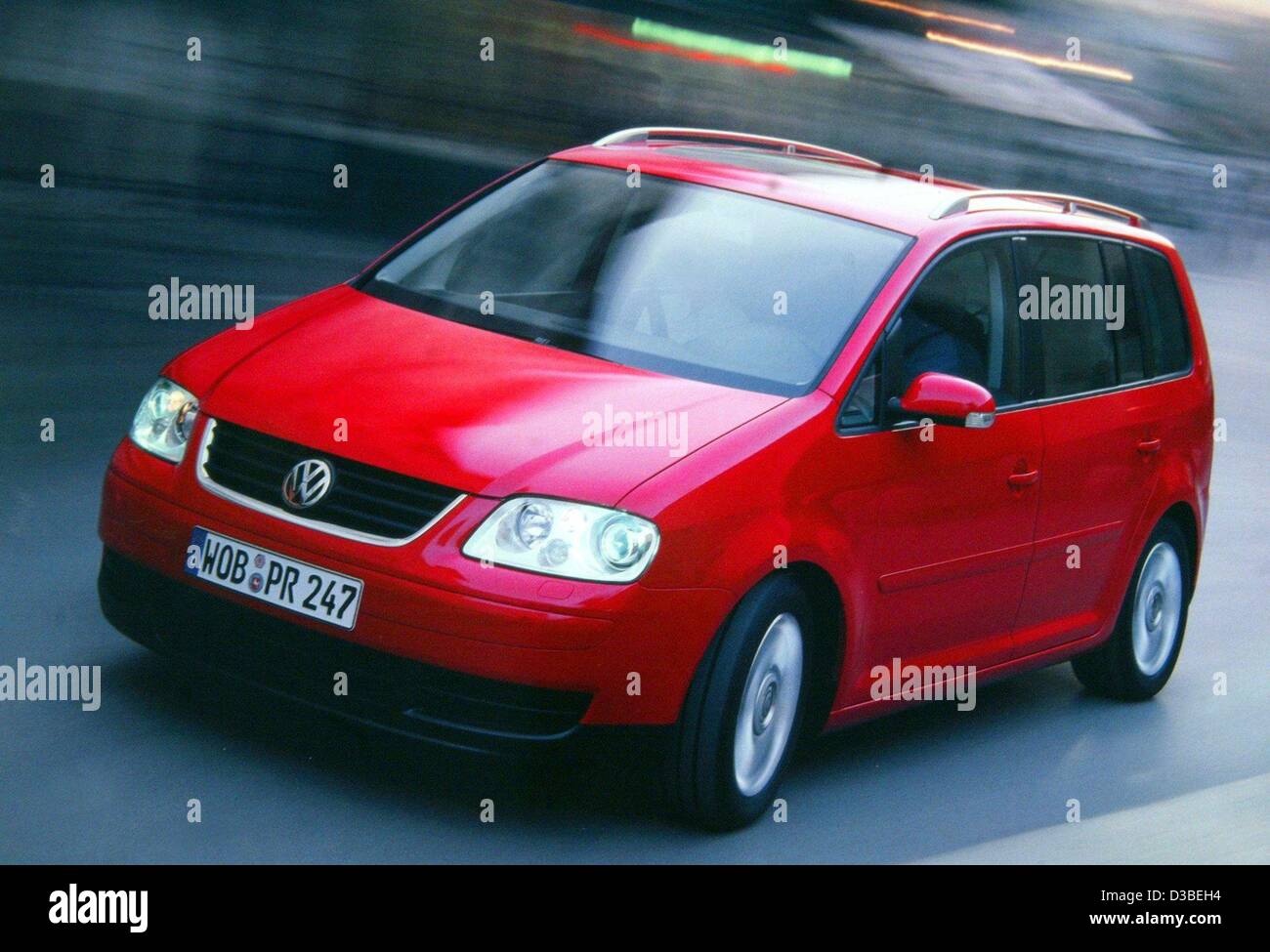 Car, VW Volkswagen Touran, Van, model year 2003-, red, interior view,  Interior view, Cockpit, technique/accessory, accessories Stock Photo - Alamy