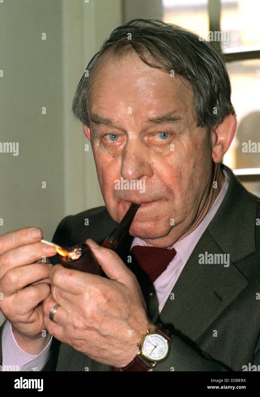 (dpa files) - German author Siegfried Lenz, pictured in Bonn, 20 March 1997. Lenz counts among the most read German post war authors, his most famous work being 'The German Lesson' which deals with the conflict between power and art and the painting prohibition in the Third Reich. Stock Photo