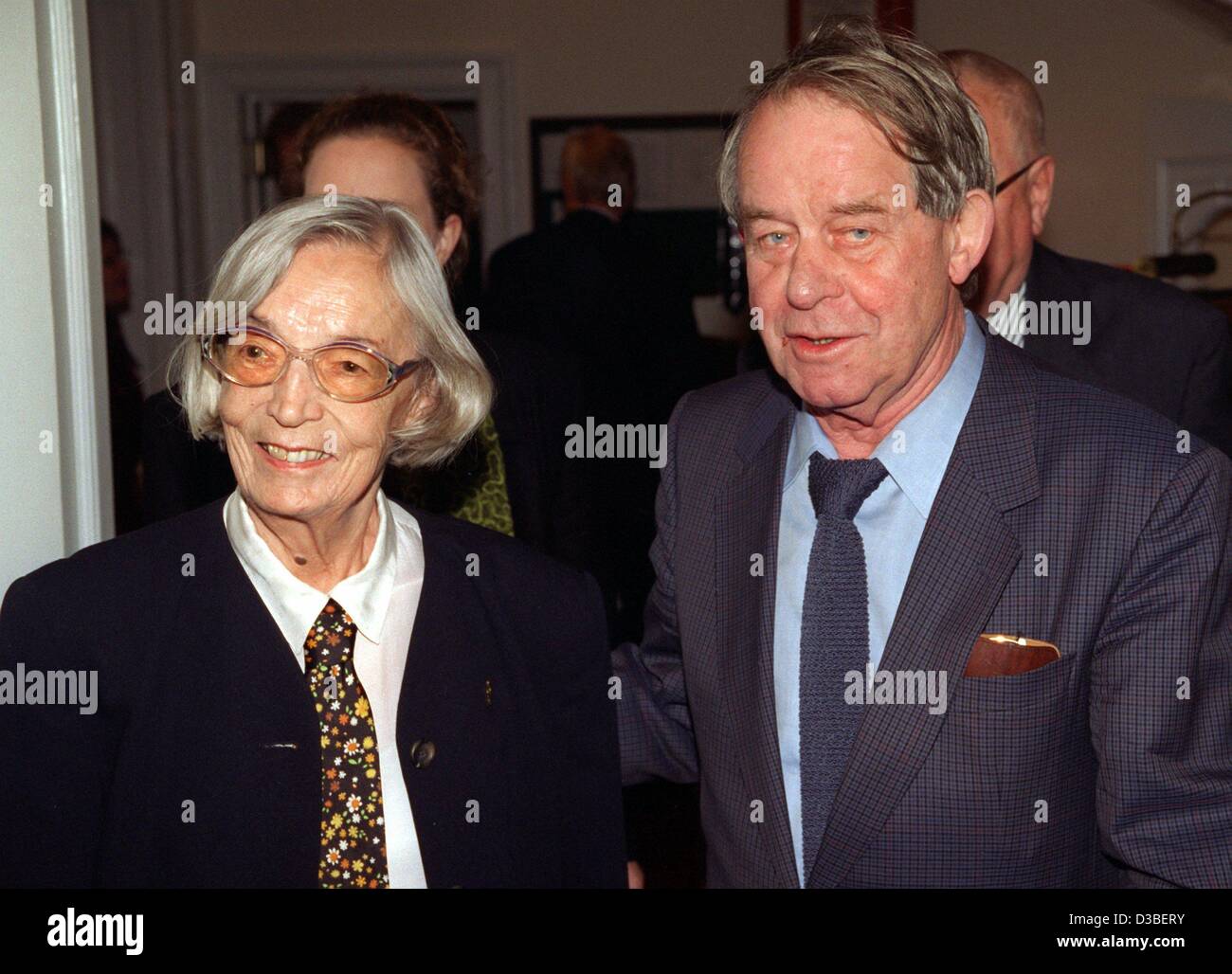 (dpa files) - German author Siegfried Lenz and his wife Lieselotte are attending the presentation of former chancellor Helmut Schmidt's book 'Weggefaehrten' (companions), Hamburg, 17 September 1996. Lenz counts among the most read German post war authors, his most famous work being 'The German Lesso Stock Photo