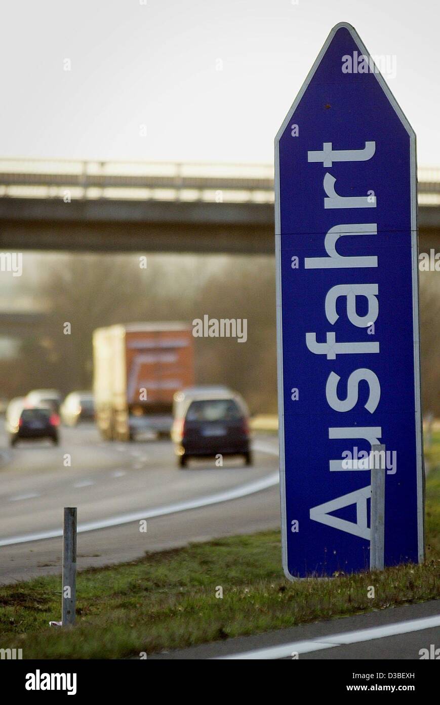 (dpa) - A misleading exit (Ausfahrt) sign, pictured on the motorway A66 near Gruendau, Germany, 18 December 2002. Stock Photo