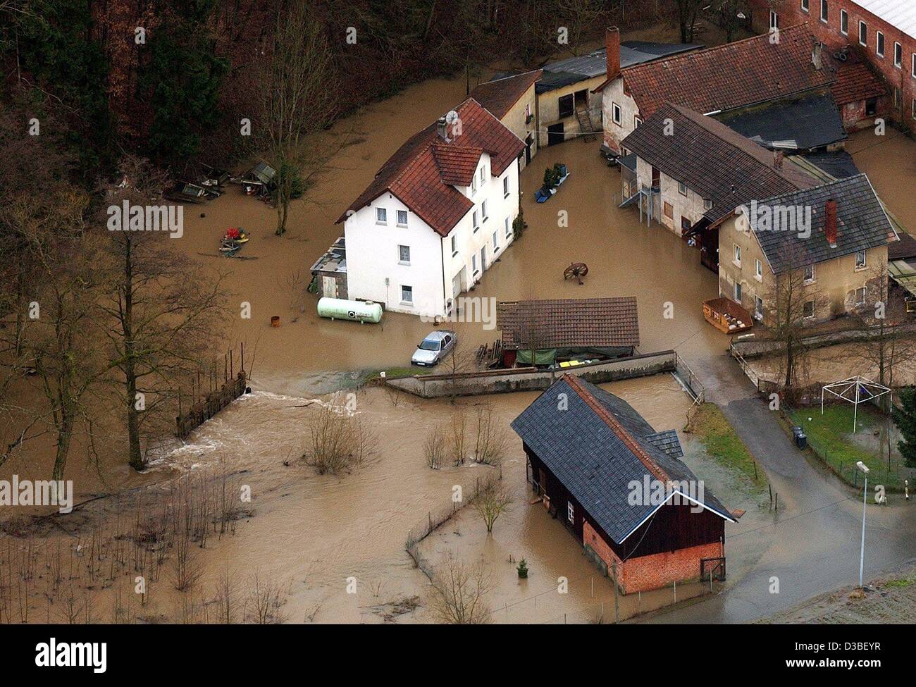 (dpa) - A farm is surrounded by floodwaters, near Roedental in Bavaria, Germany, 3 January 2003. Flood alerts were issued along Germany's main rivers the day before after heavy rain sent water levels surging. A number of towns and villages across western, southern and eastern Germany were already un Stock Photo