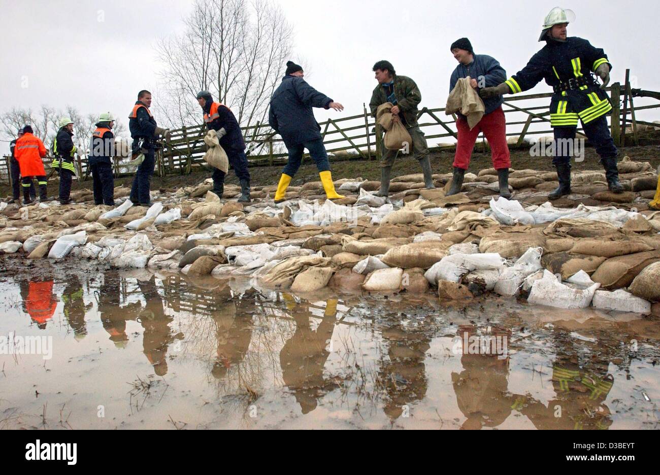(dpa) - Firemen and helpers safeguard a dam with sandbags, near Leubingen, eastern Germany, 4 January 2002. A part of the village was evacuated on 4 January when water trickled through the dam. Flood alerts are still issued in the northern parts of the state of Thuringia. Stock Photo