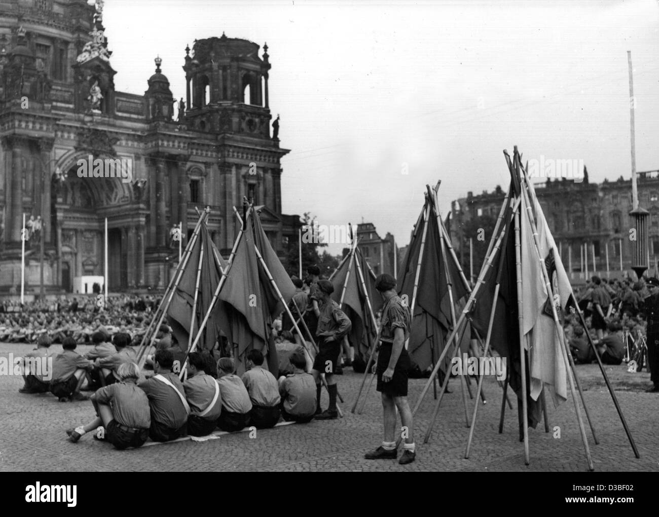 (dpa files) - Members of the the FDJ (Freie Deutsche Jugend/free German ...