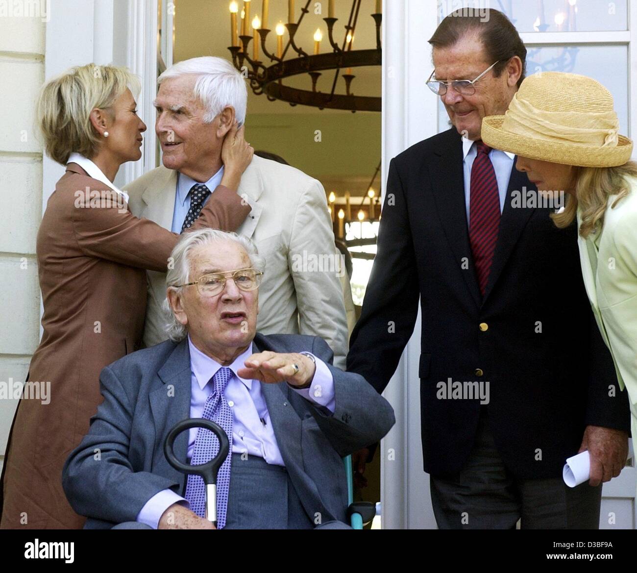 (dpa) - From L: The German UNICEF ambassadors, talk show host and journalist Sabine Christiansen and actor Joachim Fuchsberger, together with the international UNICEF ambassadors Sir Peter Ustinov (seated) and Sir Roger Moore, as well as Moore's wife Christina Tholstrup gather in front of Bellevue C Stock Photo