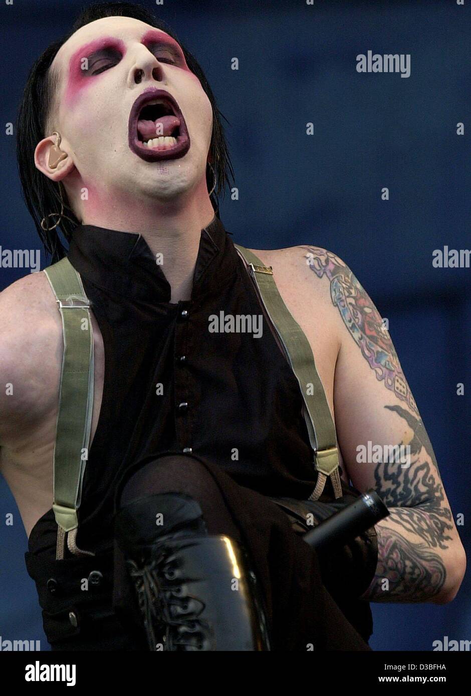 (dpa) - US shock rocker Marilyn Manson alias Brian Warner performs during the Rock am Ring (rock at the ring) open air festival on the Nuerburgring race track, Germany, 8 June 2003. Marilyn Manson took on his alias in 1989, made up of the names of the late Hollywood diva Marilyn Monroe and the mass  Stock Photo