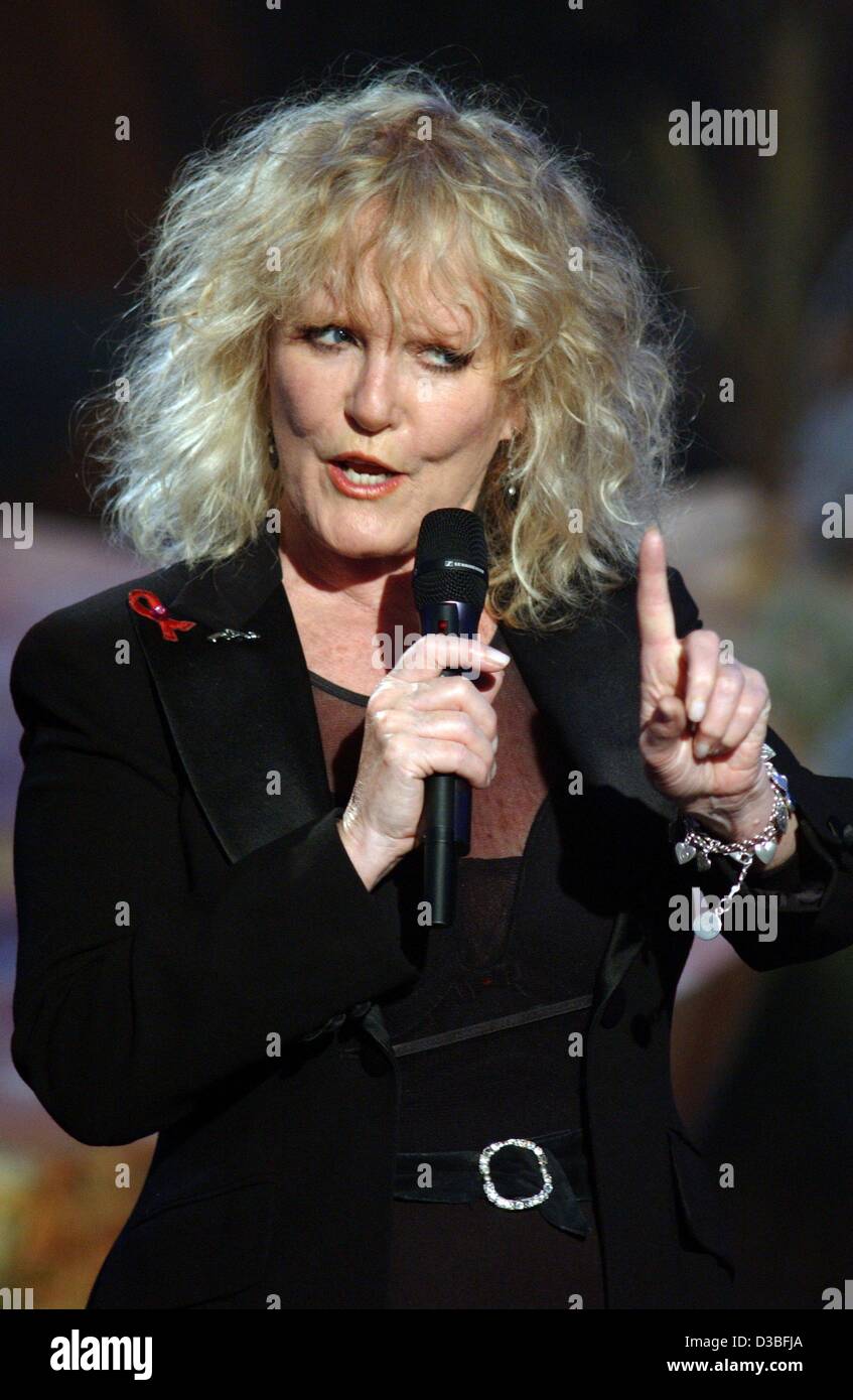 dpa) - British singer Petula Clark performs during the ZDF  'Sommerhitfestival' television show in Berlin, 5 June 2003. The show  celebrates the old and new hits of popular musik and will be