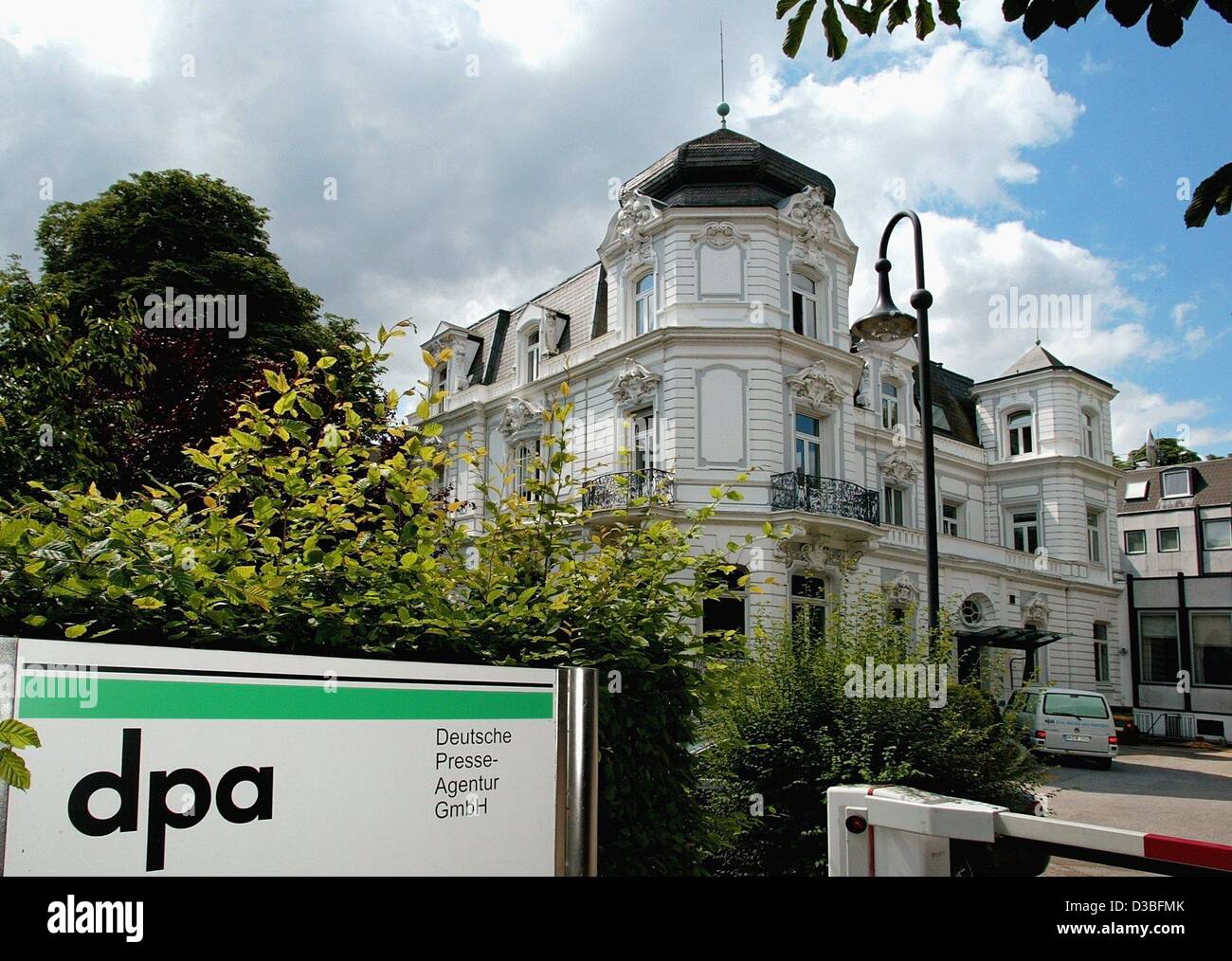 (dpa) - A view past the logo towards the headquarters of the 'Deutsche Presse-Agentur GmbH' (German press agency) in Hamburg, Germany, 26 June 2003. The agency announced during a press conference on 26 June 2003, that inspite the decrease in turnover by 0,4 percent the overall result for the 2002 bu Stock Photo