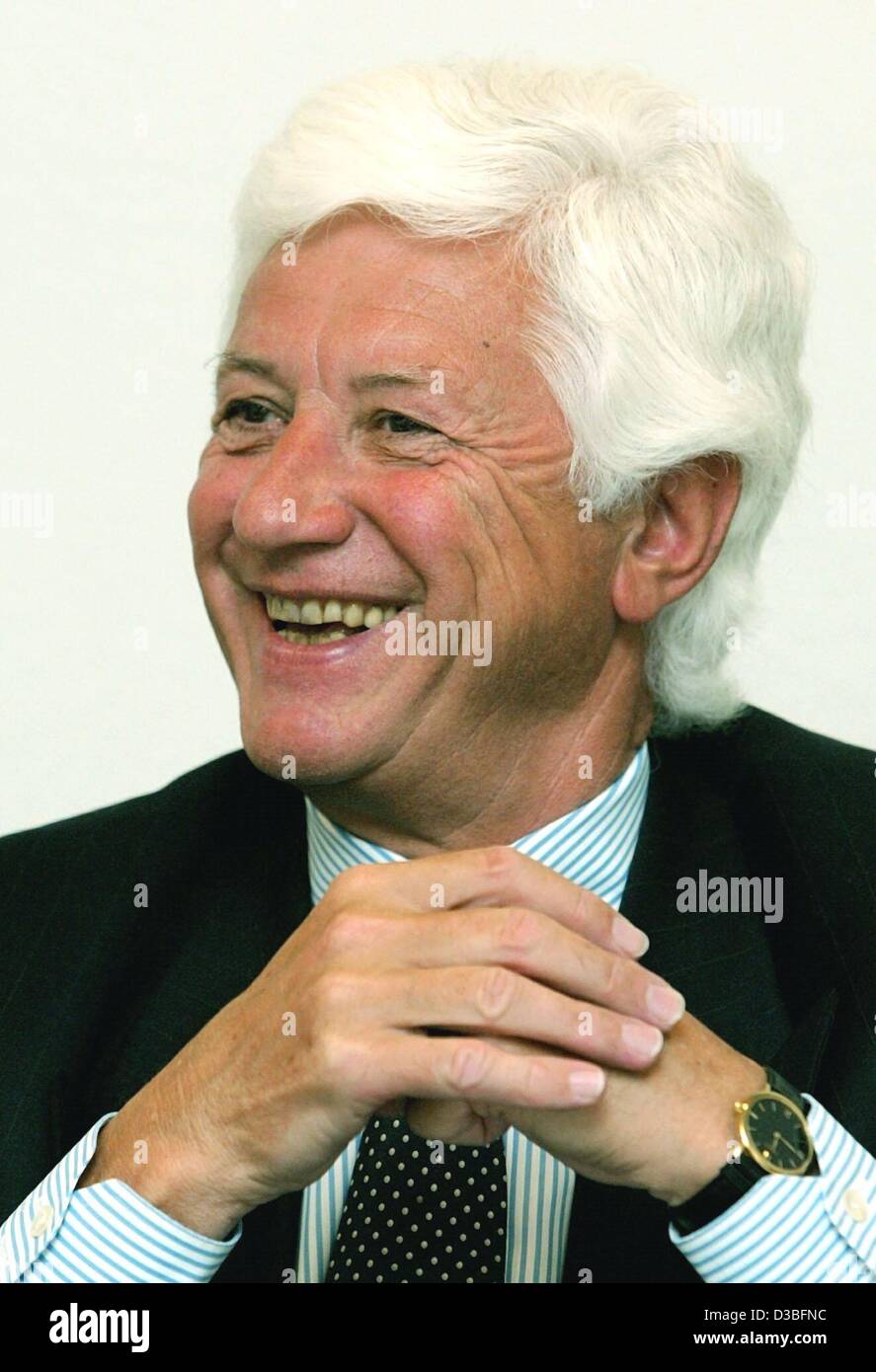 (dpa) -  Walter Richtberg, Chairman of the 'Deutsche Presse-Agentur GmbH' (German press agency) smiles during a balance press conference in Hamburg, Germany, 26 June 2003. The agency announced that inspite the decrease in turnover by 0,4 percent the overall result for the 2002 business year was sati Stock Photo