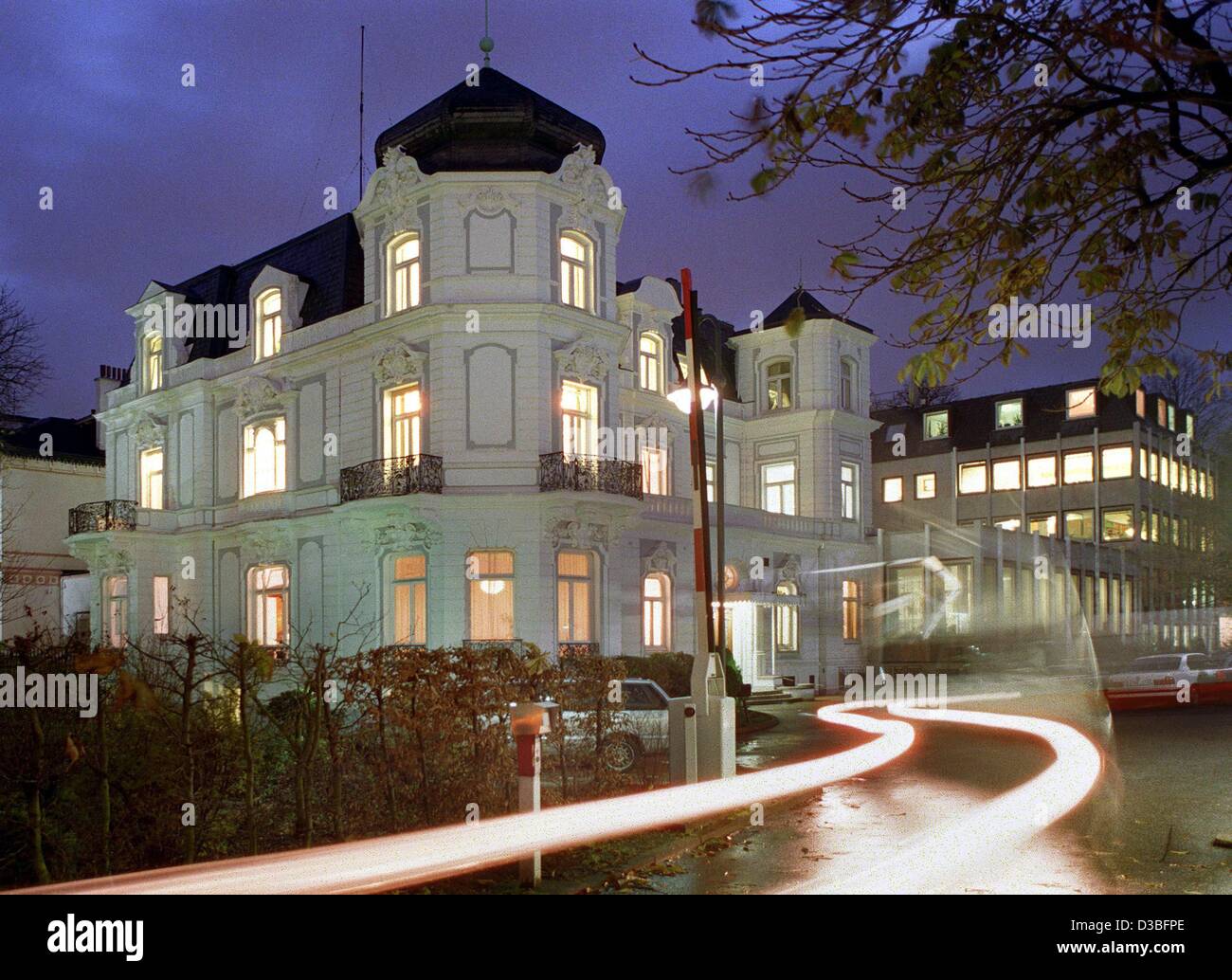 (dpa) - A view of the headlights of a car flashing through the car park at the headquarters of the 'Deutsche Presse-Agentur GmbH' (German press agency) in Hamburg, Germany, 26 June 2003. The agency announced during a press conference on 26 June 2003 a decrease in turnover by 0,4 percent to 106,2 mil Stock Photo