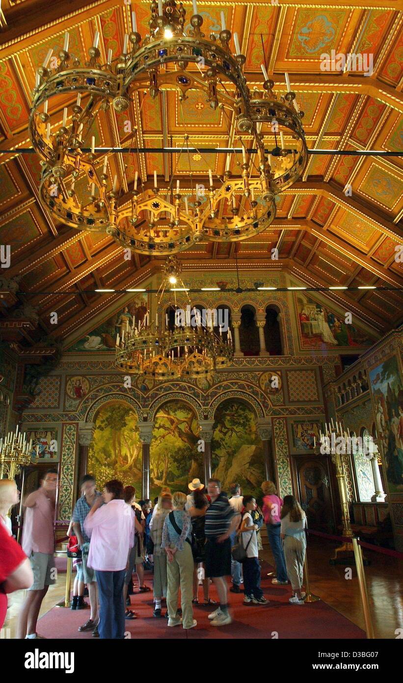 (dpa) - Visitors look at the impressive Singer's Hall inside the fairy tale-like Neuschwanstein Castle near Schwangau, southern Germany, 2 June 2003. The picture cycles of Neuschwanstein were inspired by the operas of Richard Wagner, to whom King Ludwig dedicated the castle. The pictures were not ho Stock Photo