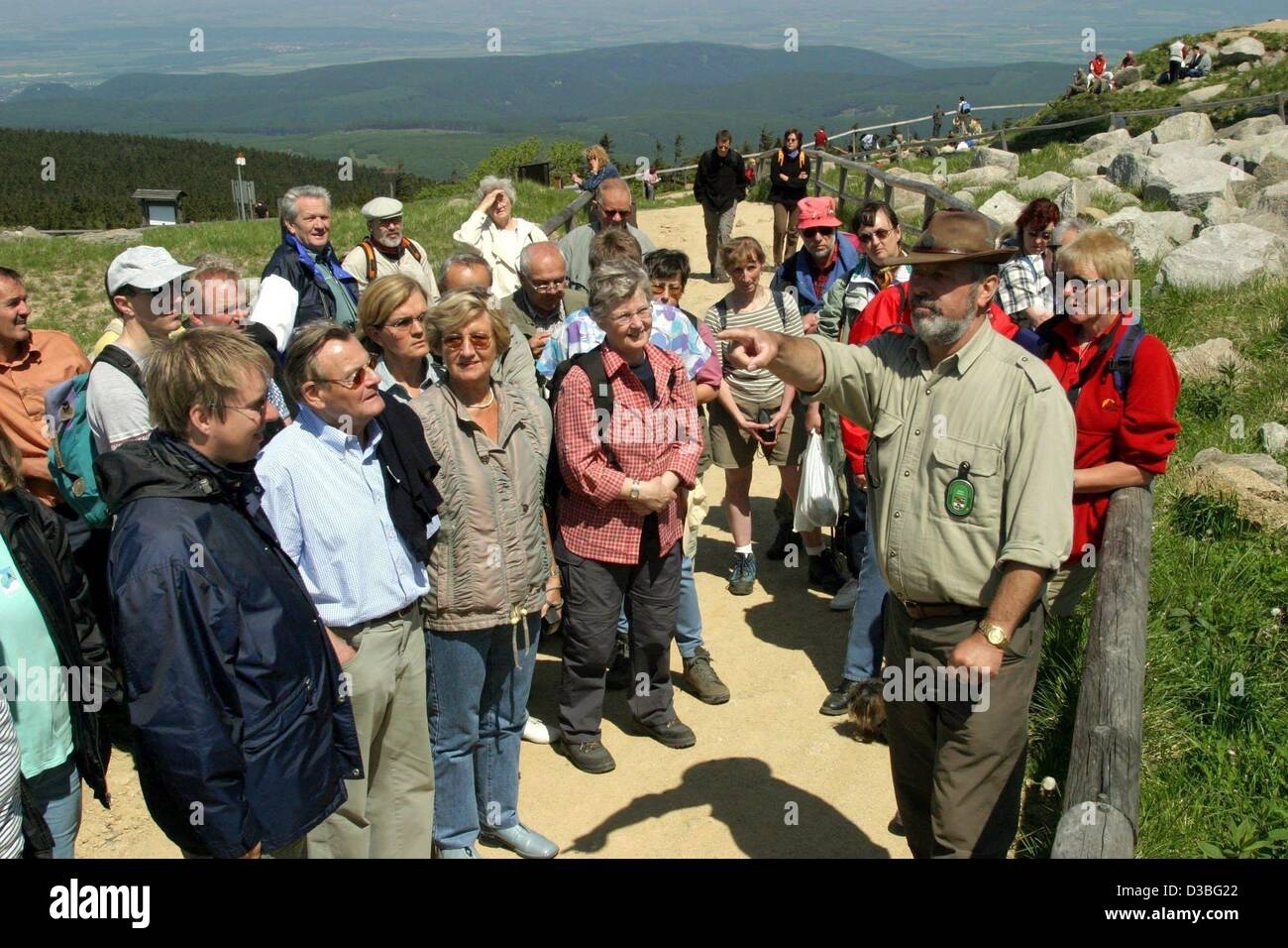 (dpa) - National park ranger Juergen Peukert explains to a group of tourists the geology of the 'Brocken' in the 'Hochharz' national park in Germany, 29 May 2003. The Brocken is the highest mountian in the Harz mountains and is located in the middle of the national park. The park offers two guided t Stock Photo