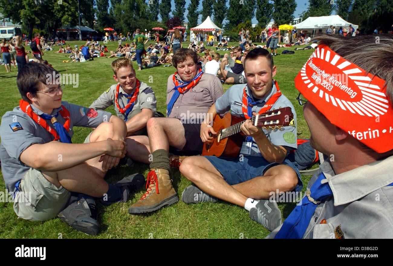 (dpa) A group of boy scouts, members of the 'Christlichen