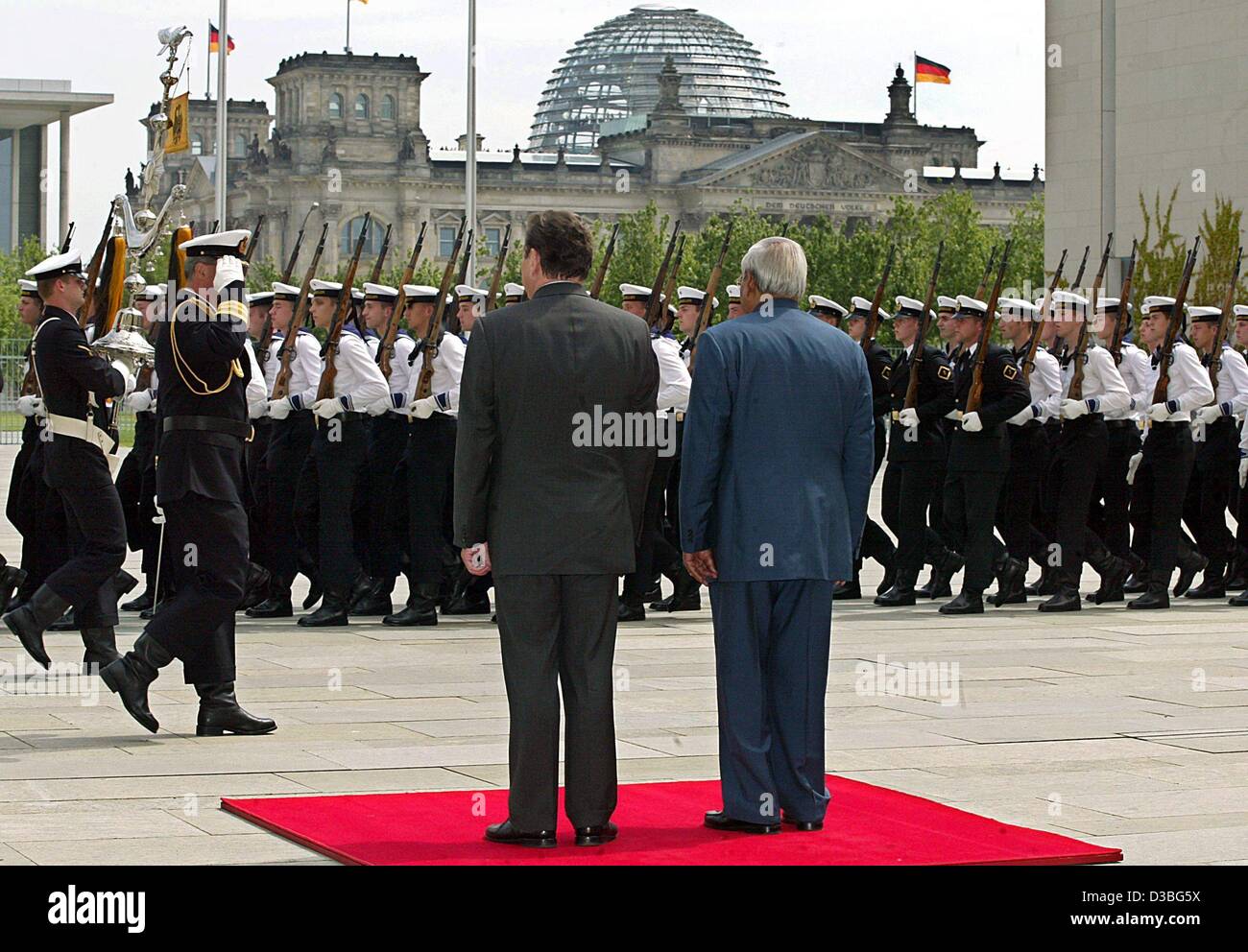 Politics pol diplomacy monuments_and_heritage_sites reichstag red