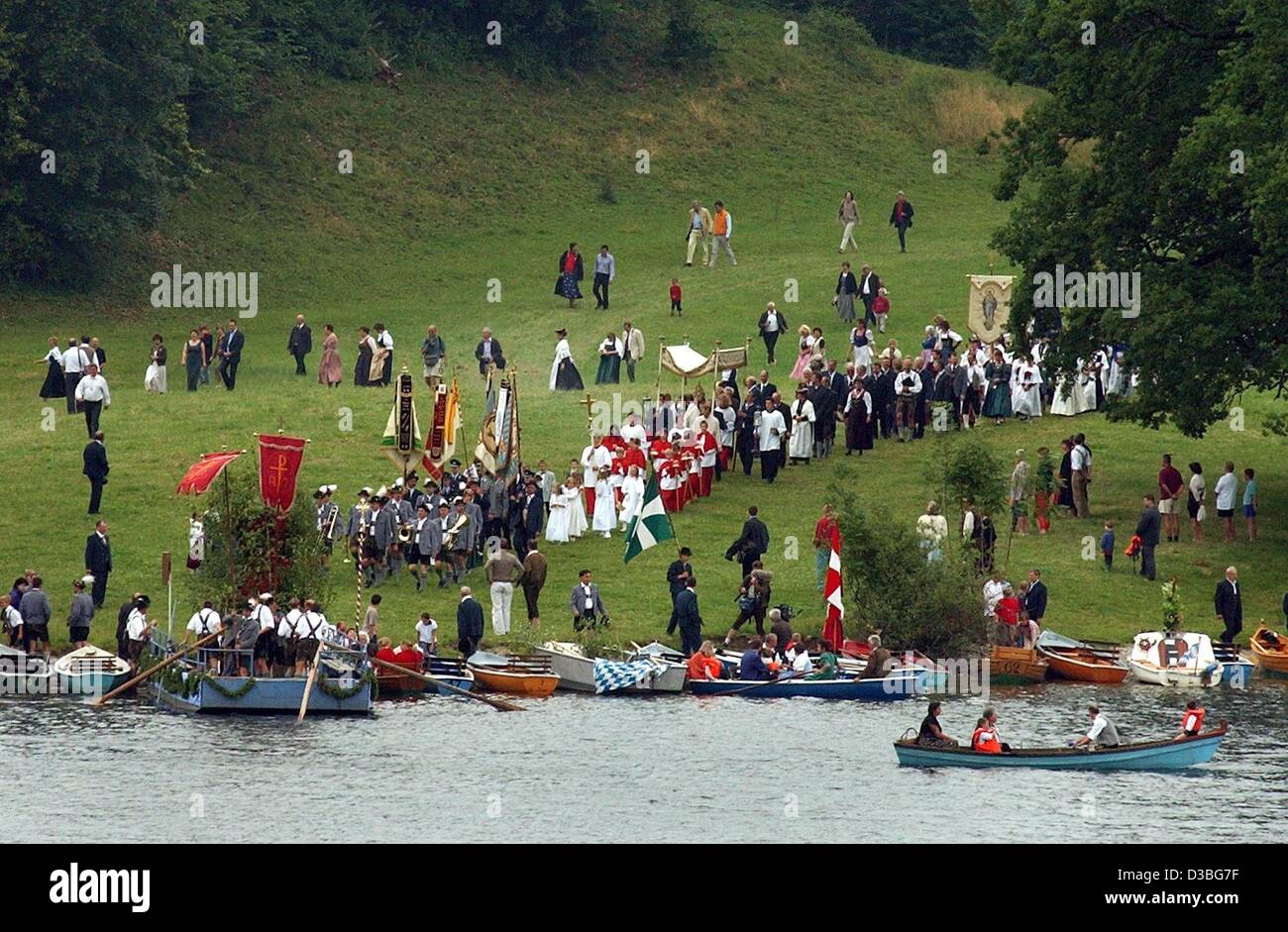 (dpa) - A procession celebrating the Feast of Corpus Christi moves down to the island of Woerth at Lake Staffel in Seehousen, Germany, 19 June 2003. The Feast of Corpus Christi is a Catholic religious holiday which celebrates the body and blood of Jesus Christ. Pope Urban IV constituted that the hol Stock Photo