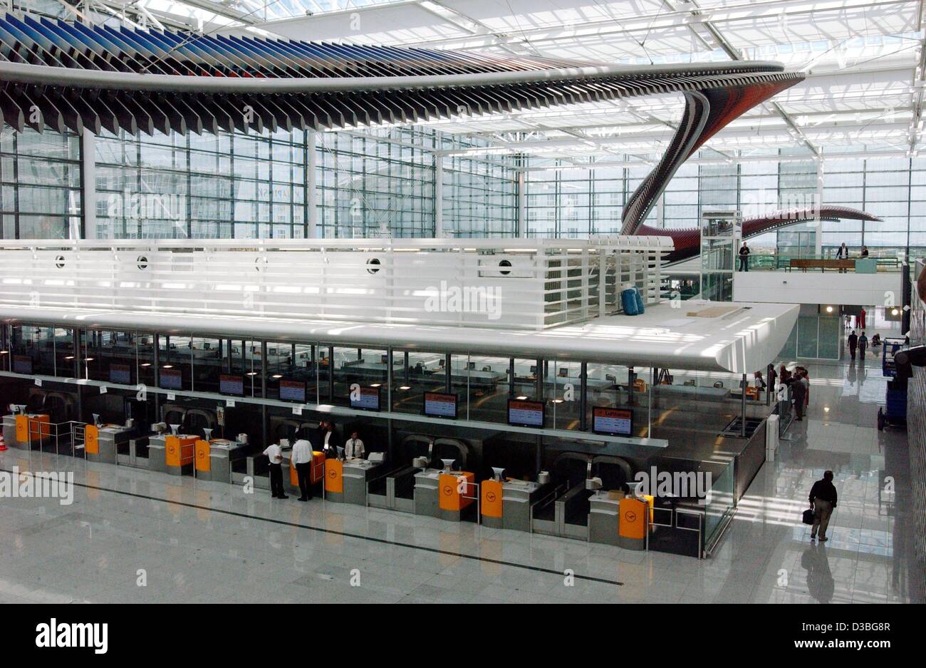 (dpa) - A view across the check-in area of the new Terminal 2 at the Franz-Josef-Strauss airport in Munich, Germany, 23 June 2003. Lufthansa holds a 40 percent share in the company which operates the terminal. The is a novelty in Europe. Lufthansa invests around 440 million Euro from a sum total of  Stock Photo
