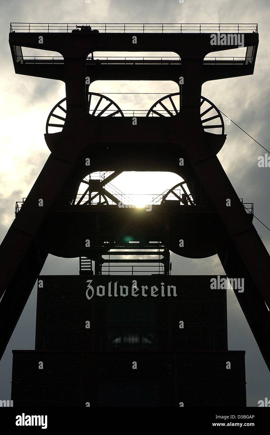 (dpa) - The silhouette of the winding tower of the shut down 'Zollverein' coal-mine towers in front of greyish dark clouds in Essen, Germany, 17 June 2003. Zollverein was called the most beautiful coal-mine after its construction in 1932. The architects Fritz Schupp and Martin Kremmer had designed t Stock Photo
