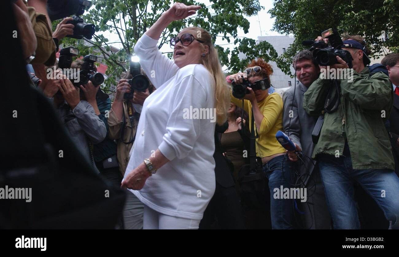 (dpa) - Swedish actress Anita Ekberg smiles and gestures in front of a crowd of photographers during the inauguration of a water fountain in Berlin, 20 June 2003. Ekberg rose to fame for her role in Federico Fellini's film 'La dolce vita' (1959) in which she took her famous nightly bath in the Trevi Stock Photo