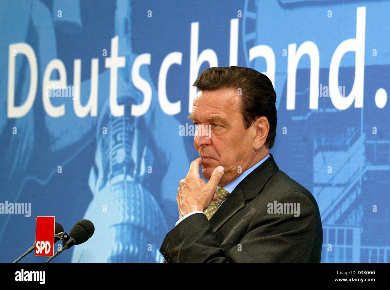 (dpa) - German Chancellor Gerhard Schroeder gestures thoughtfully as he ...