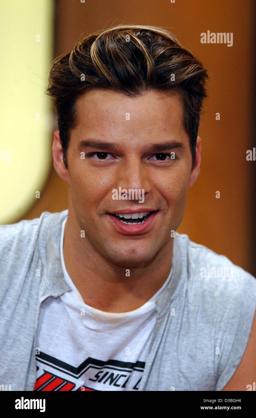 (dpa) - Puertorican pop singer Ricky Martin smiles during the Pro7 German television show 'TV total' in Cologne, Germany, 3 June 2003. Stock Photo