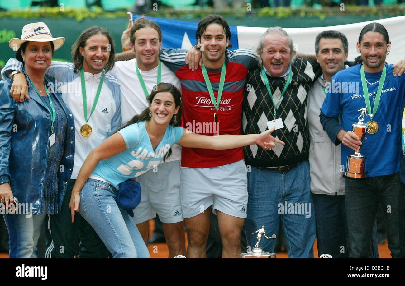 (dpa) - The Chile tennis team pose with their parents and wives: team captain Orazio de la Pena (2nd from L), and players Nicolas Massu (3rd from L), Fernando Gonzalez (C) and Marcelo Rios (R), after winning the final of the World Team Cup in Duesseldorf, Germany, 24 May 2003. Chile beat Czechia 2-1 Stock Photo