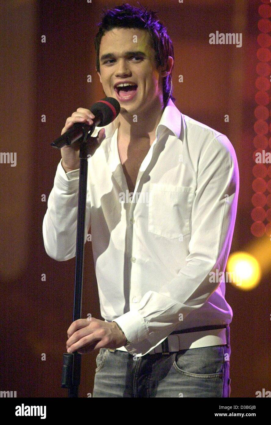 (dpa) - British pop singer Gareth Gates performs during a concert recorded for a TV show at the Europapark Rust, Germany, 22 May 2003. Gates came to fame when he won second place in the TV casting competition 'Pop Idol' in Britain, the equivalent of 'American Idol' and 'Deutschland sucht den Superst Stock Photo