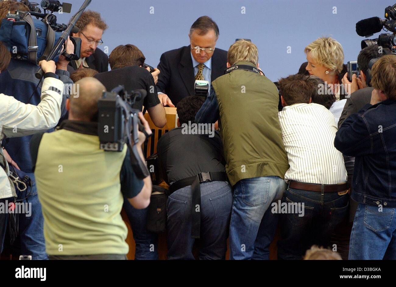 (dpa) - German Finance Minister Hans Eichel (SPD) stands surrounded by photographers after he announced a completely new direction for the handling of the state budget during a meeting where he published a tax estimation for the next three years in Berlin, 15 May 2003. Eichel reckons with a possible Stock Photo