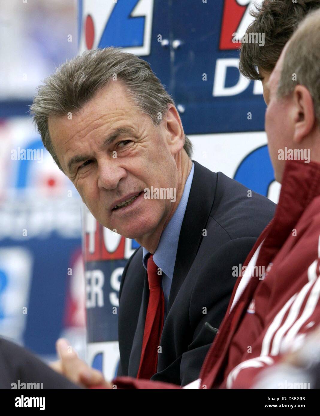 (dpa) - Bayern's soccer coach Ottmar Hitzfeld (L) chats with manager Uli Hoeness during a game of the FC Bayern Munich in Berlin, 10 May 2003. Stock Photo