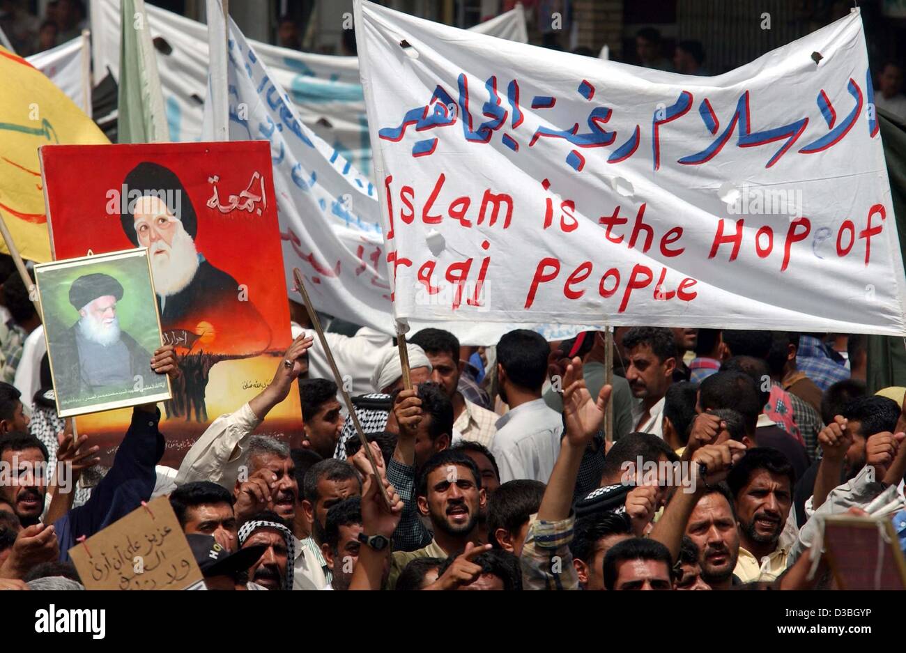 (dpa) - Iraqi Shiite Muslims demonstrate in front of the Musar Al Kharthum Mosque in Baghdad, 19 May 2003. The aim of the demonstration is for Iraq to become an Islamic State. Stock Photo