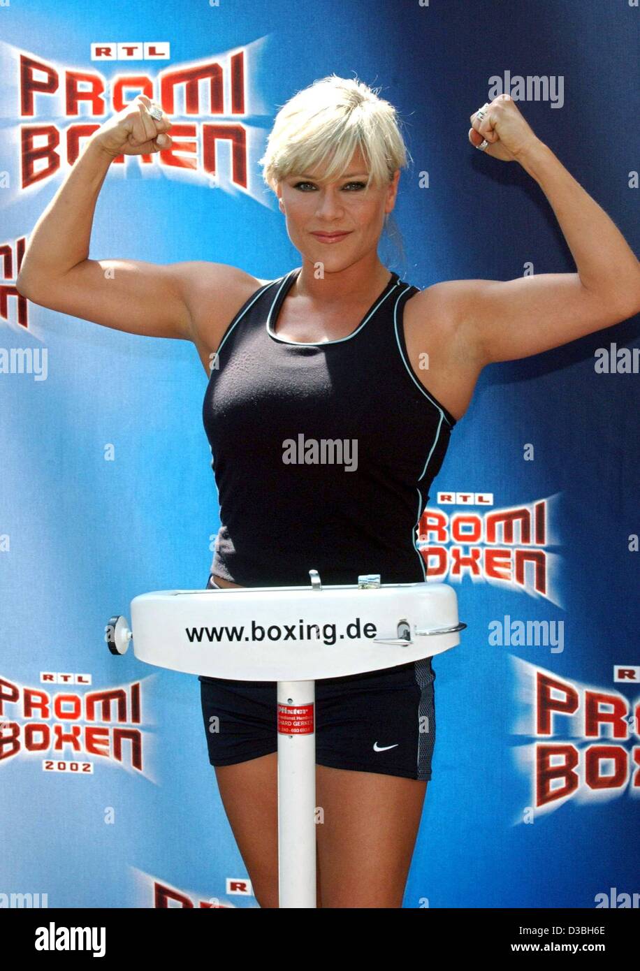 (dpa) - British pop singer Samantha Fox flexes her muscles while she is being weighed in Cologne, Germany, 16 May 2003. The two celebrities will fight each other in the boxing ring which will be televised on RTL on 17 May. Five more celebrities will also participate in the boxing contest and just li Stock Photo