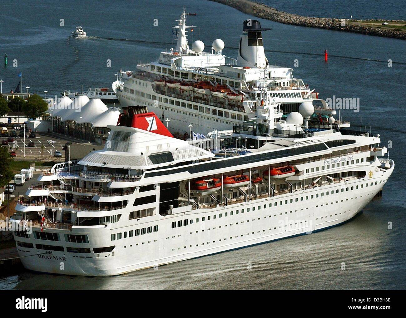 (dpa) - Two cruise liners, the Braemer (front) and the Discovery (back), dock at the pier of the passanger terminal of the seaside resort Warnemuende in Rostock, Germany, 28 May 2003. The passangers are mainly from the Great Britain, New Zealand, Australia and the US. Both cruise liners carry betwee Stock Photo