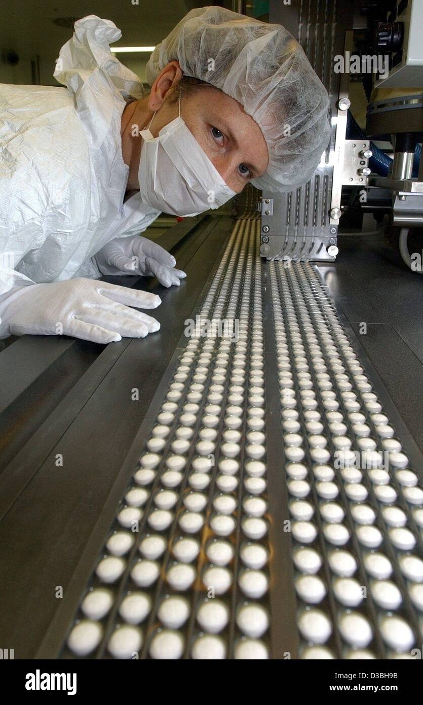 (dpa) - An employee of Bayer AG is checking Aspirin tablets, Bitterfeld, 26 May 2003. Stock Photo
