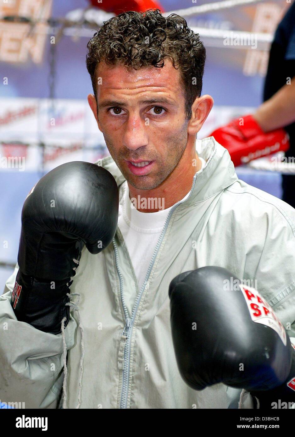 dpa) - 33-year-old Oktay Urkal, European champion in the category cruiser  weight, poses with his gloves during an open training for the press in  Magdeburg, Germany, 10 June 2003. Urkal will defend