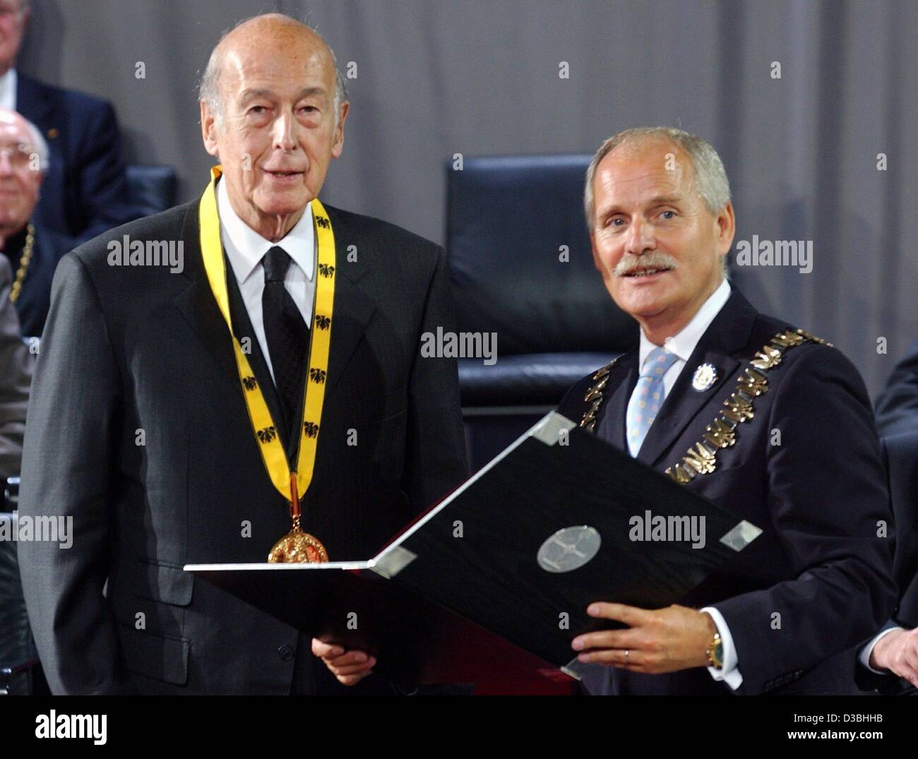 (dpa) - Valéry Giscard d'Estaing, former president of France and now President of the EU constitution convent, is pictured after receiving the prestigious International Charlemagne Award from Juergen Linden, Mayor of Aachen, Germany, 29 May 2003. The elder statesman was honoured for his lifetime ach Stock Photo