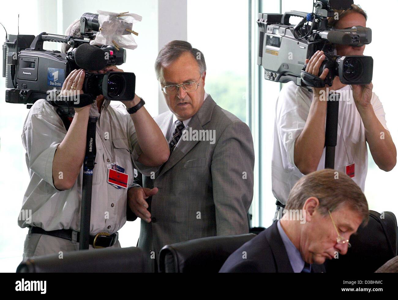 (dpa) - German Finance Minister Hans Eichel is making his way through cameramen to sit down at the cabinet table with Economy and Labour Minister Wolfgang Clement, Berlin, 4 June 2003. The cabinet spoke about implementing the reform plans 'Agenda 2010'. Later on, Eichel said the plans to cut spendin Stock Photo