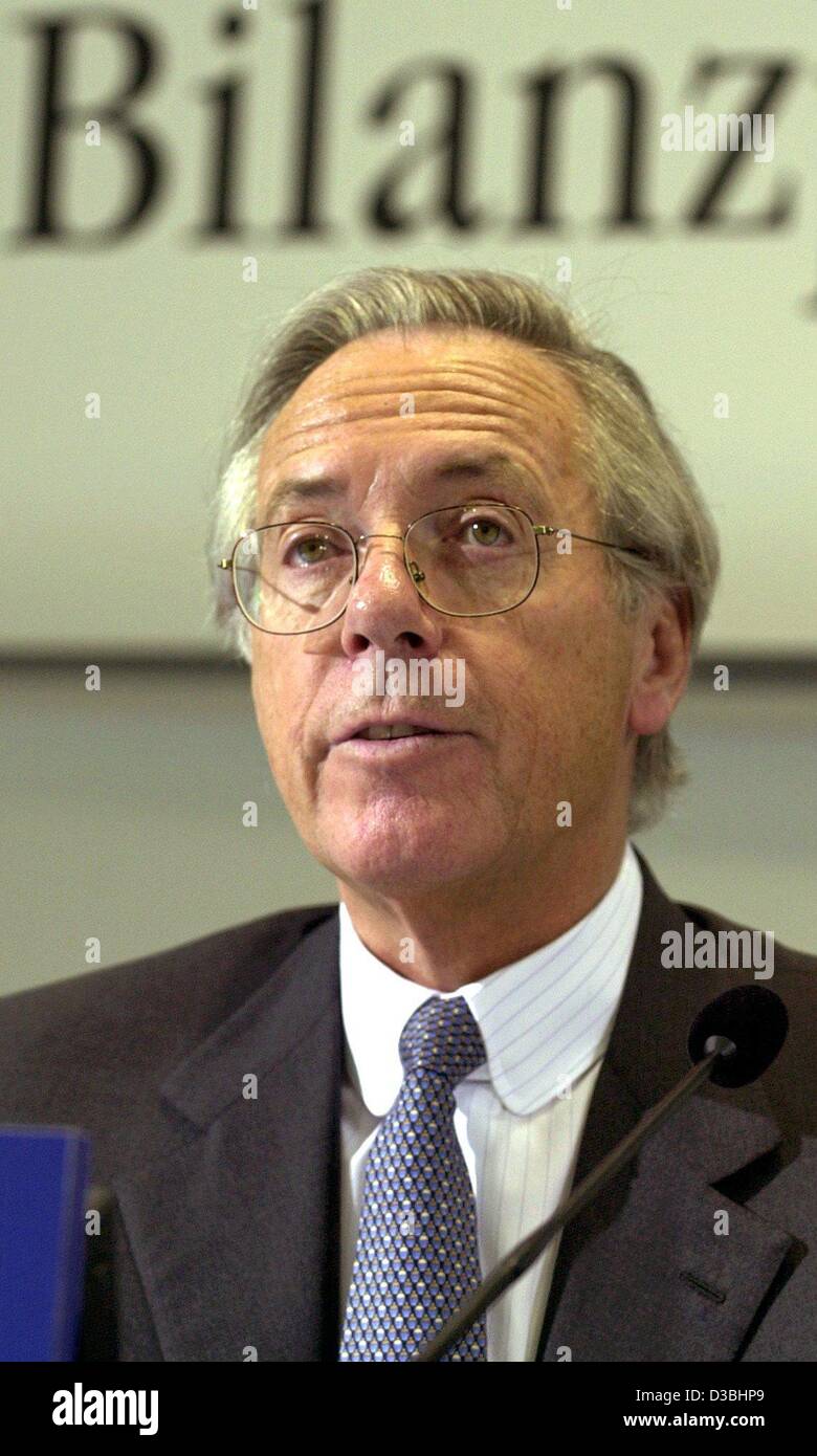 (dpa) - Manfred Bodin, Chairman of the Norddeutsche Landesbank (Nord/LB) German financial institution, speak during a balance press conference in Hanover, Germany, 2 June 2003. Bodin announced that the bank was not able to keep up the growth in the 2002 business year. Results of the first quarter ha Stock Photo