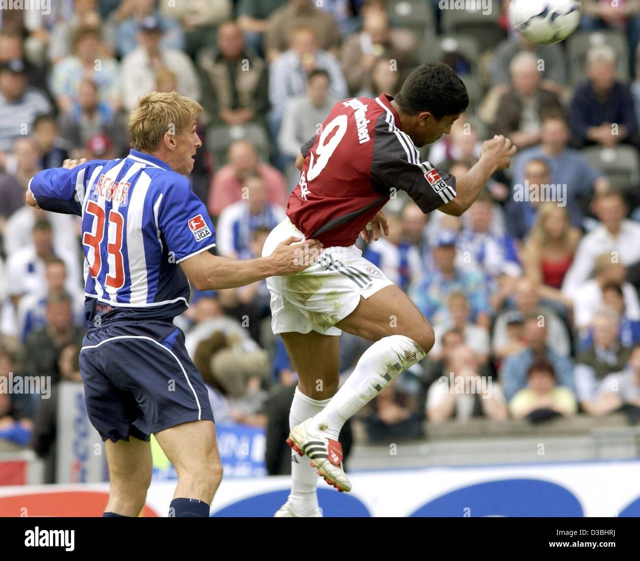 (dpa) - Bayern's Brazilian forward Giovane Elber (R) scores a goal with a header while Hertha's defender Marko Rehmer can just stand by, during the Bundesliga soccer game FC Bayern Munich against Hertha BSC Berlin in Berlin, 10 May 2003. Bayern Munich wins 6-3. Stock Photo