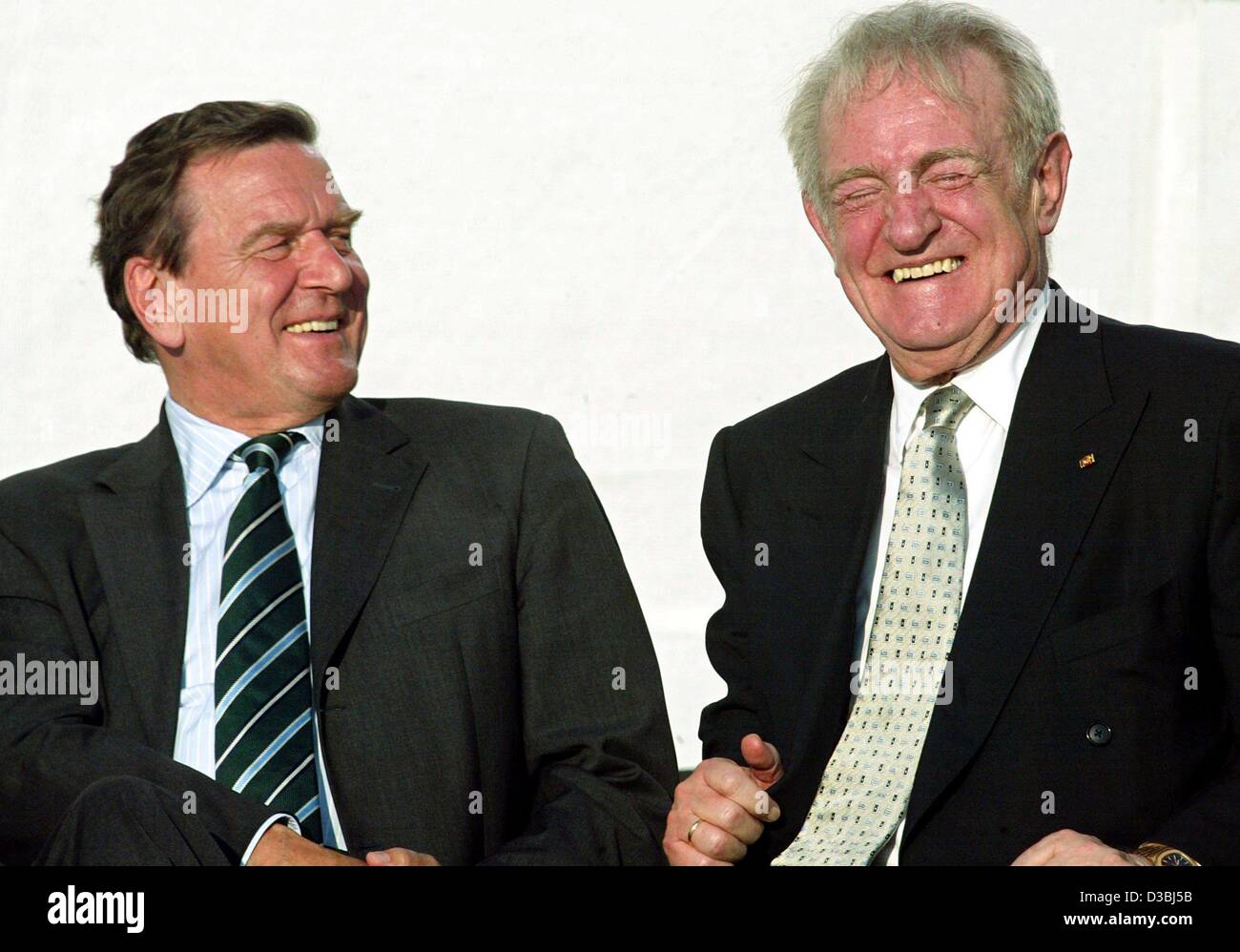 (dpa) - Chancellor Gerhard Schroeder (L) and President Johannes Rau sit ...