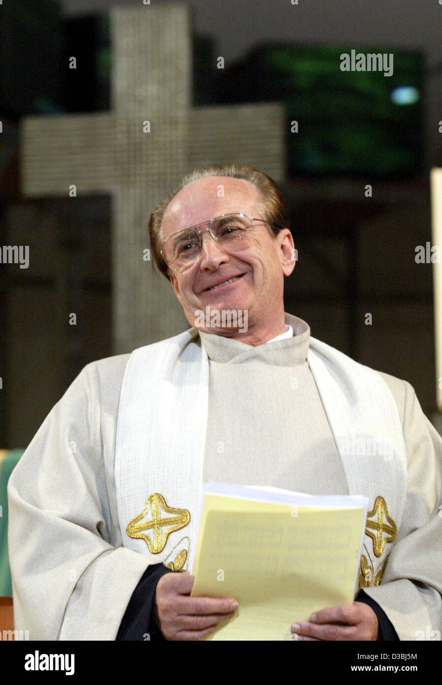 (dpa) Catholic priest Gotthold Hasenhuettl speaks during a church