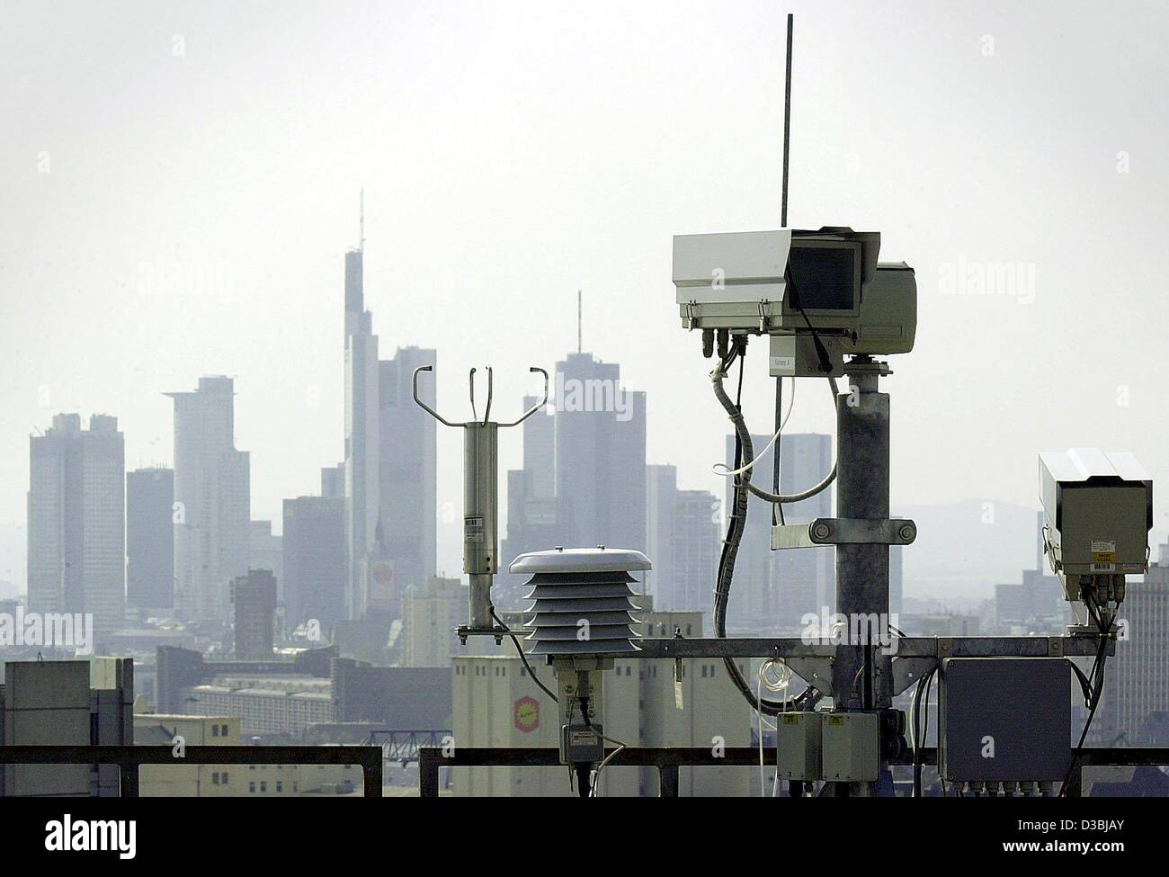 (dpa) - Weather cameras and meteorological recording instruments stand ...