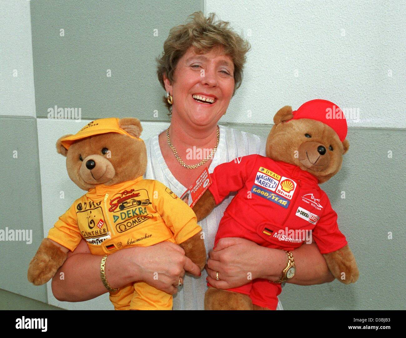 (dpa files) - Elisabeth Schumacher, mother of German Formula One drivers Michael and Ralf Schumacher, holds two teddy bears wearing red (Michael Schumacher) and yellow (Ralf Schuhmacher) racing outfits at the family's cart circuit in Kerpen, Germany, July 1998. A few days ago, 55-year-old Elisabeth  Stock Photo