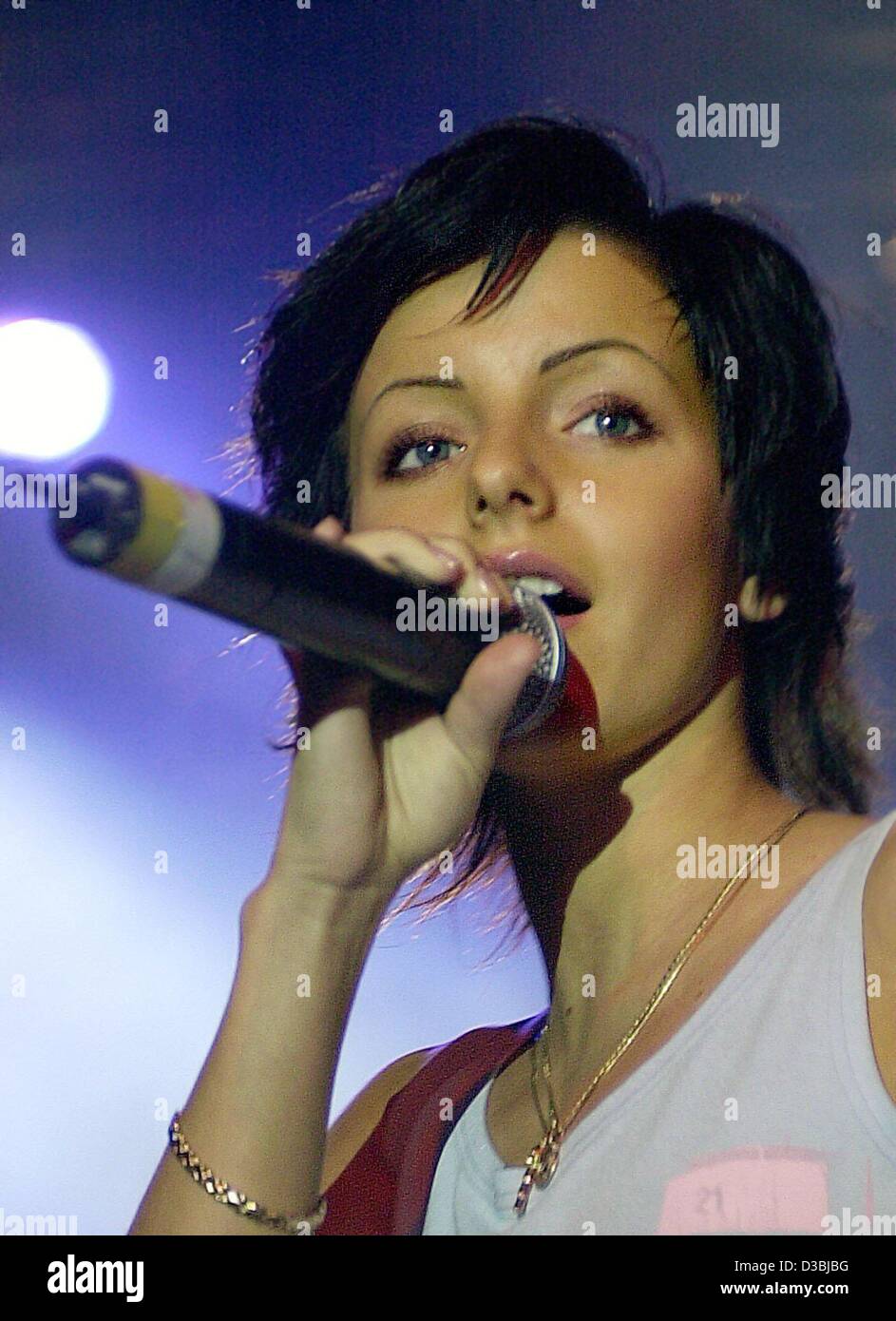 dpa) - Singer Lena Volkova of the Russian pop duo t.A.t.U., pictured at her  first concert in Germany, Saarbruecken, 27 May 2003. Further concerts in  Germany were cancelled due to the girl