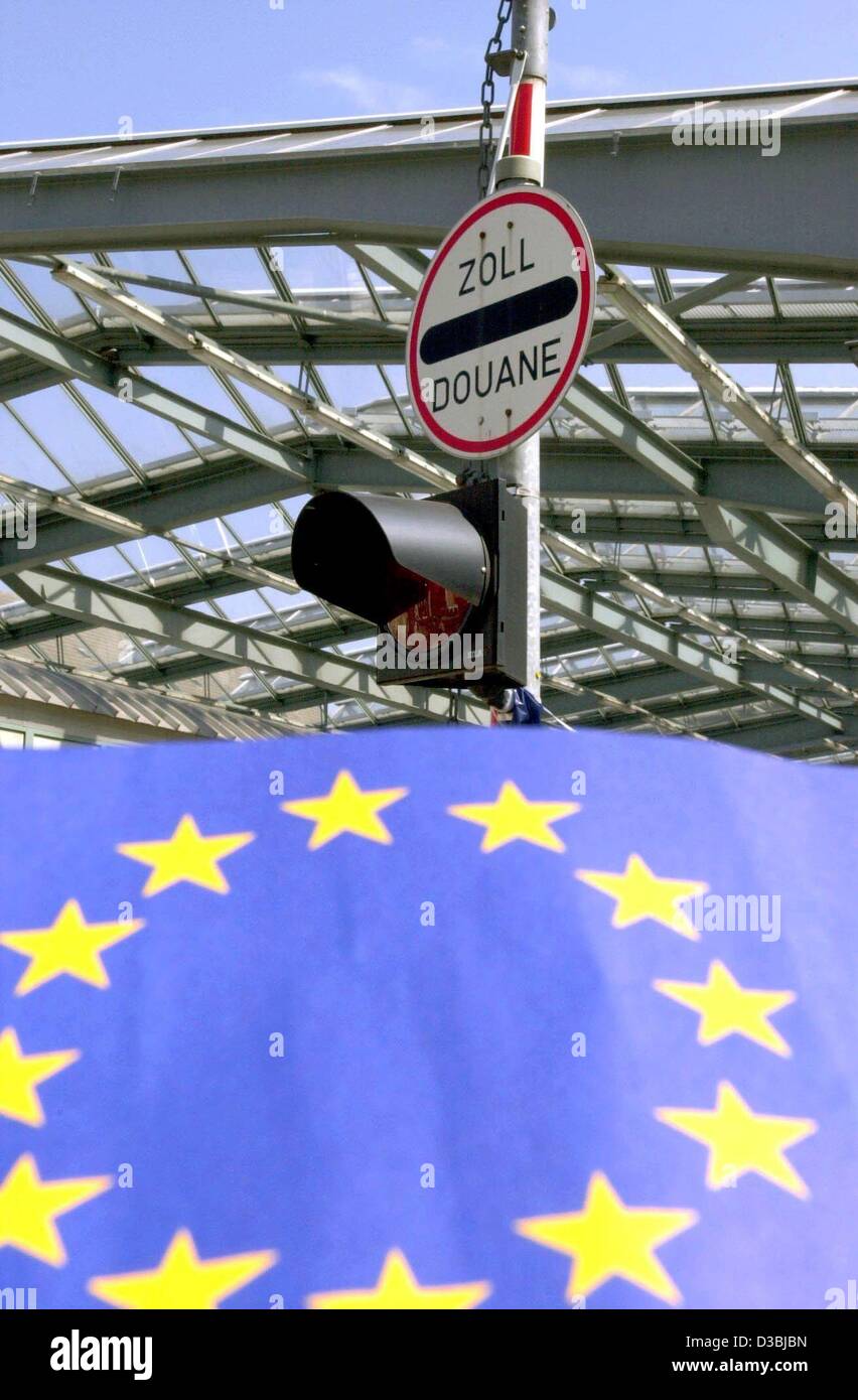 (dpa) - The flag of the European Union, pictured at a bridge in Frankfurt (Oder), Germany, 16 April 2003. The bridge is a border crossing to Poland, one of the ten new members of the EU. Greece, presently holding the Presidency of the European Council, hosts the Informal EU Council and the European  Stock Photo