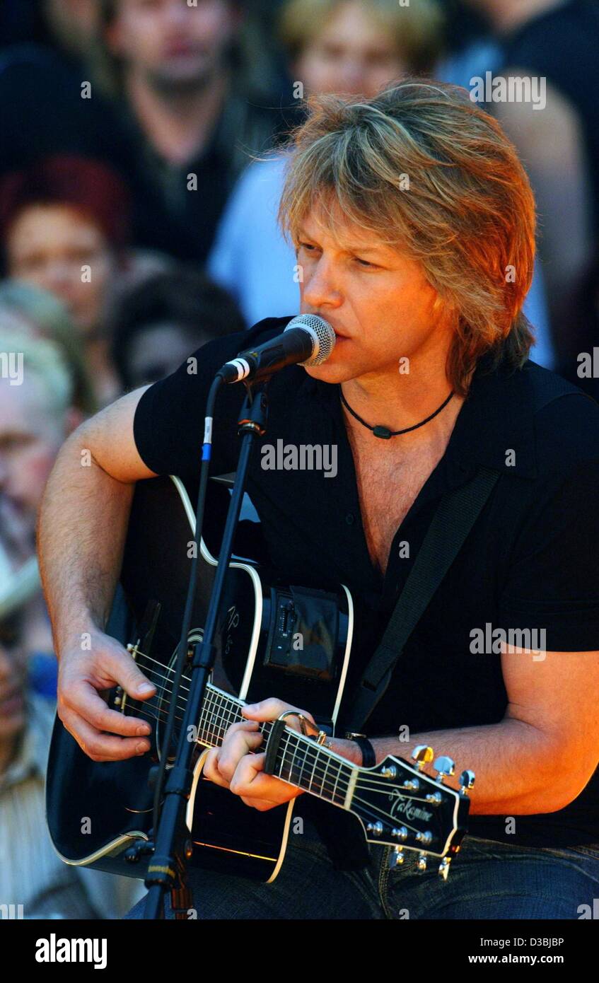dpa) - US rock star Jon Bon Jovi is playing guitar and singing at a TV show  in Germany, Cologne, 27 April 2003 Stock Photo - Alamy