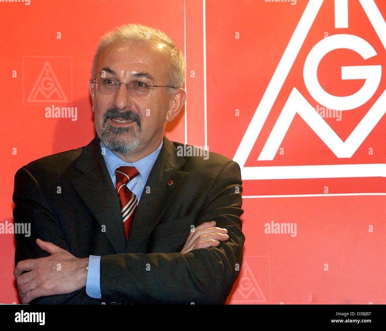 (dpa) - Juergen Peters, presently Vice President of the German metal worker's trade union IG Metall, was nominated candidate for this year's election of a new president, pictured in front of the union's logo at a press conference in Dresden, Germany, 8 April 2003. The election will be held in six mo Stock Photo