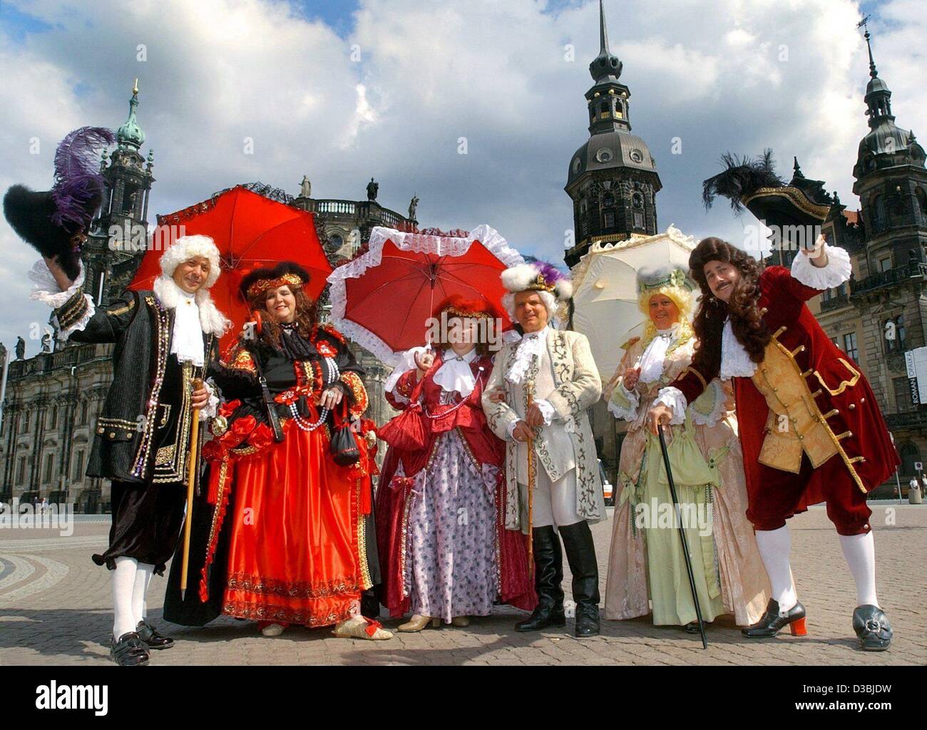 (dpa) - The members of the 'Barocker Dresdner Hofstaat von 1703' (Dresden's Baroque royal court from 1703) pose in their self-made costumes on the Theater square in Dresden, Germany, 21 May 2003. In their spare time they take advantage of every free minute to make Dresden more colourful with their B Stock Photo