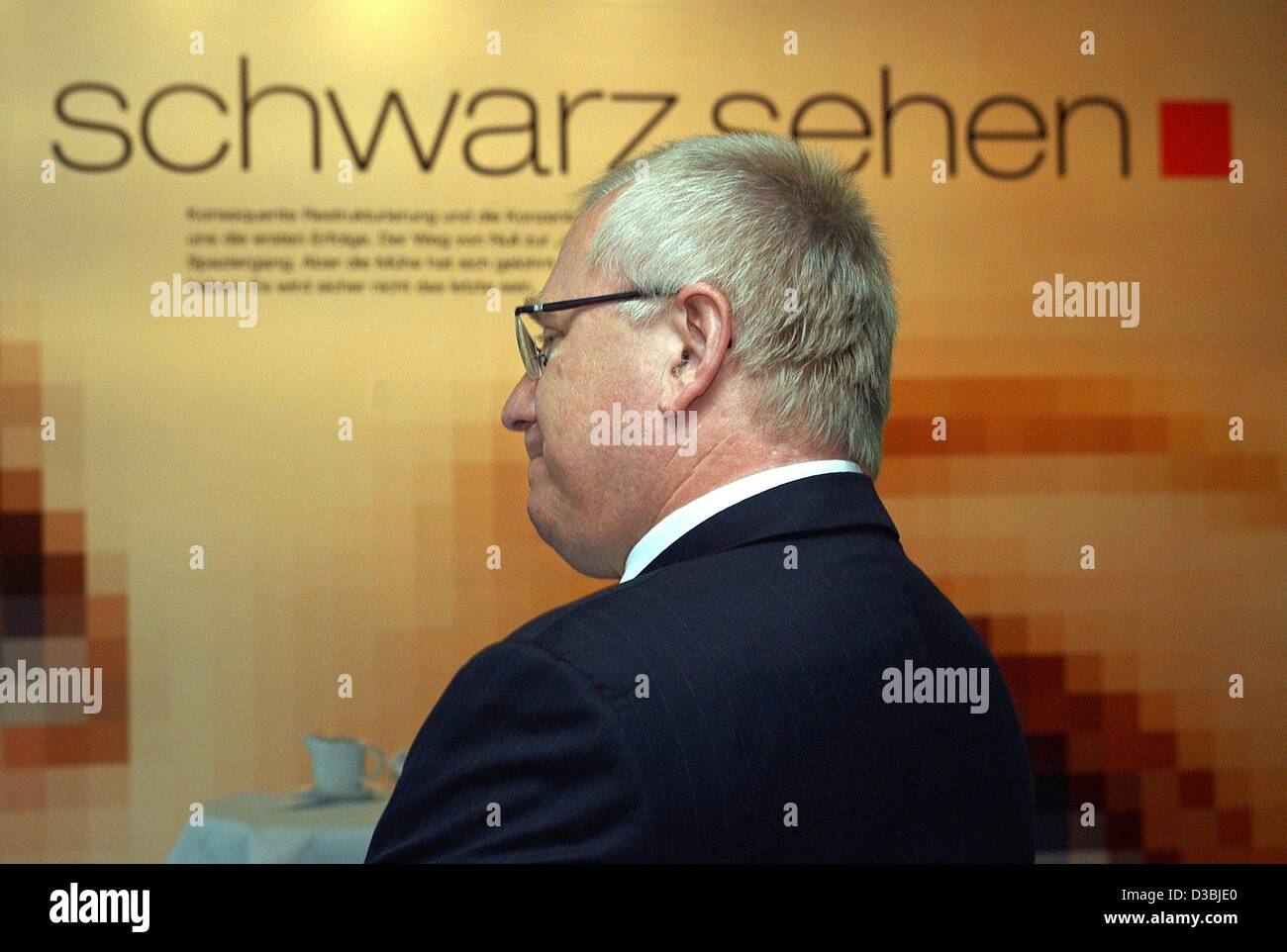 (dpa) - Gerhard Schmid, the founder and former CEO of the German mobile network provider MobilCom, stands in front of the words 'schwarz sehen' (to see black) during the general meeting in Hamburg, 26 May 2003. The shareholders reproached Schmid in several speeches for deliberately interfering in th Stock Photo