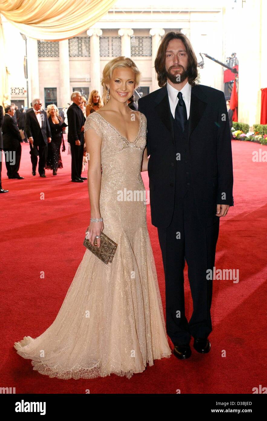 (dpa) - US actress and Goldie Hawn's daughter Kate Hudson ('How to Lose a Guy in 10 Days', 'Almost Famous', 'About Adam') poses for a picture on the red carpet with musician Chris Robinson at the 75th Oscar Award Ceremony in Hollywood, 23 March 2003. Stock Photo