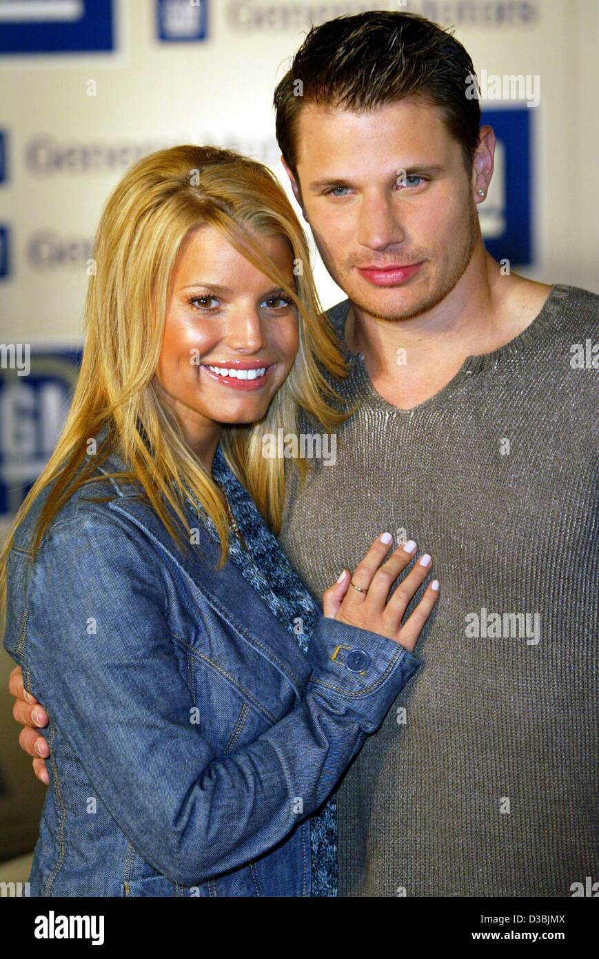 Dpa Us Singer Jessica Simpson Irresistible And Her Husband Nick Lachey Pose For A Photo At The Gm General Motors Celebrity Fashion Show In Hollywood 18 March 03 Stock Photo Alamy